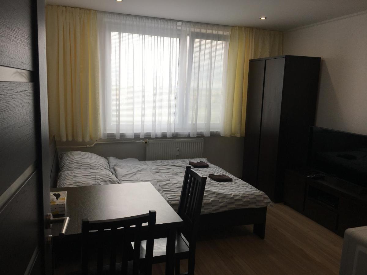 Nové Zámky Lovely Studio Apartment מראה חיצוני תמונה